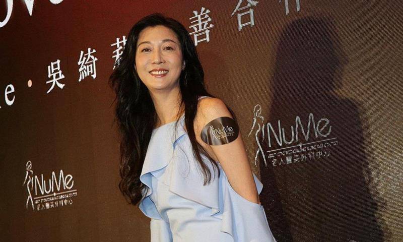 吴绮莉疑似已经走出往日阴影,以时尚美丽的姿态,引发众人点赞_成龙