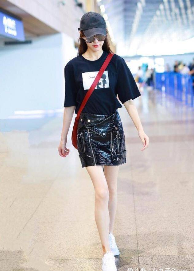 原创37岁唐嫣和中戏校友聚餐粉色上衣甜美少女当妈后筷子腿依旧