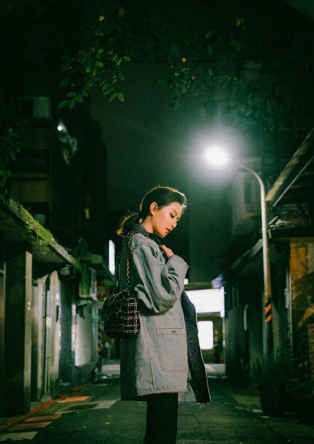 原创刘诗诗忙里不偷闲最新街拍在线上演完美侧颜杀低马尾温柔洒脱