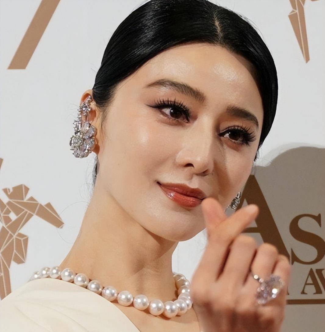 孙俪"一脸凶相"到底算不算大美女?看看她和范冰冰的活动图你就有答案