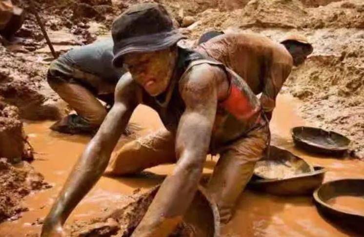 原创广西上林帮非洲淘金记火拼疾病是常事活着的成富豪