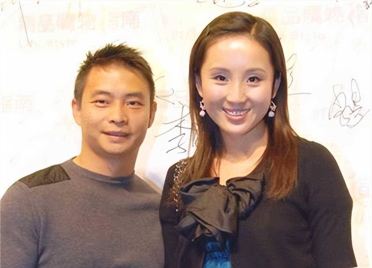 1米6奥运冠军李小双把1米68女歌星娶回家,如今当总
