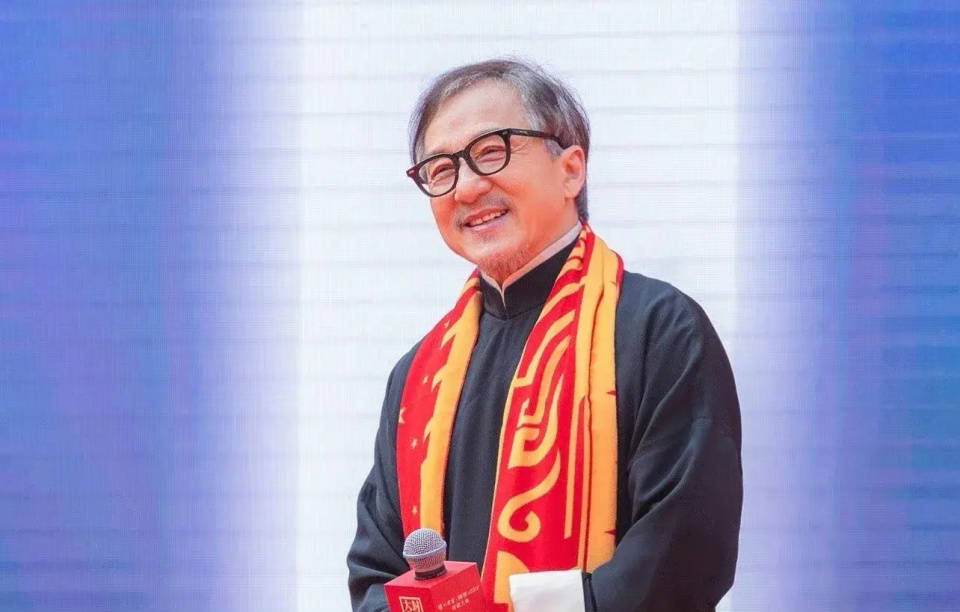 成龙老了70岁近照曝光满头白发难掩沧桑网友直呼岁月不饶人