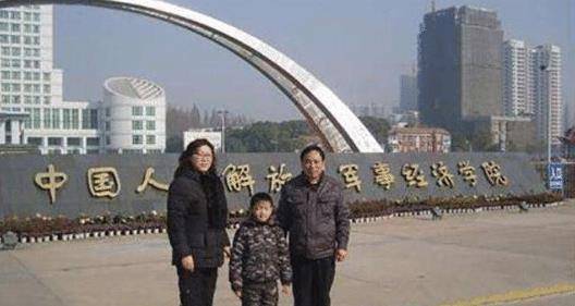 因为就在他8岁的时候,就收到了中国人民解放军军事经济学院的录取通知