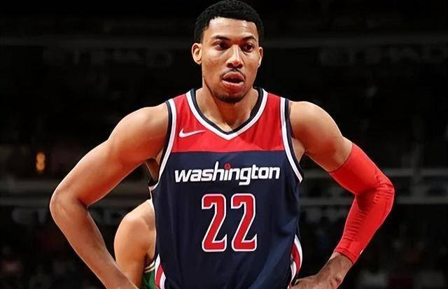 波特是2013年nba探花秀,当年的状元是本内特,而字母哥则以第15顺位被