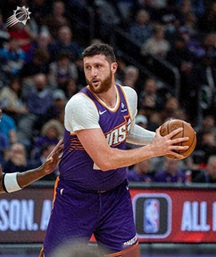 太阳中锋努尔基奇全场摘下31篮板,平联盟现役纪录_篮球_比赛_运动