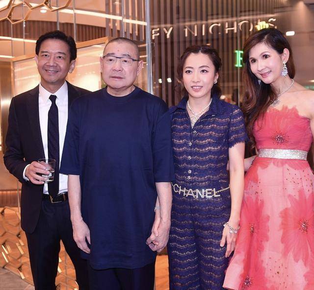 和大刘一起出席活动,她穿了香奈儿的蓝色时尚连体裤,搭配高级珠宝,真