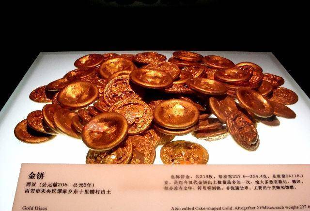 陕西一村庄发现百斤金饼,村民争相哄抢,考古队:地下