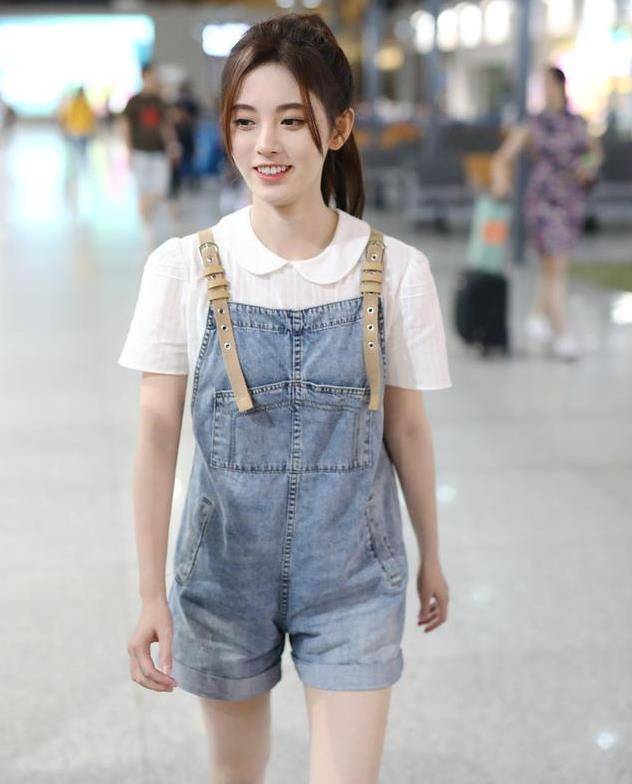 原创鞠婧祎太清纯牛仔裙打扮好似学生妹高马尾同样有时尚范