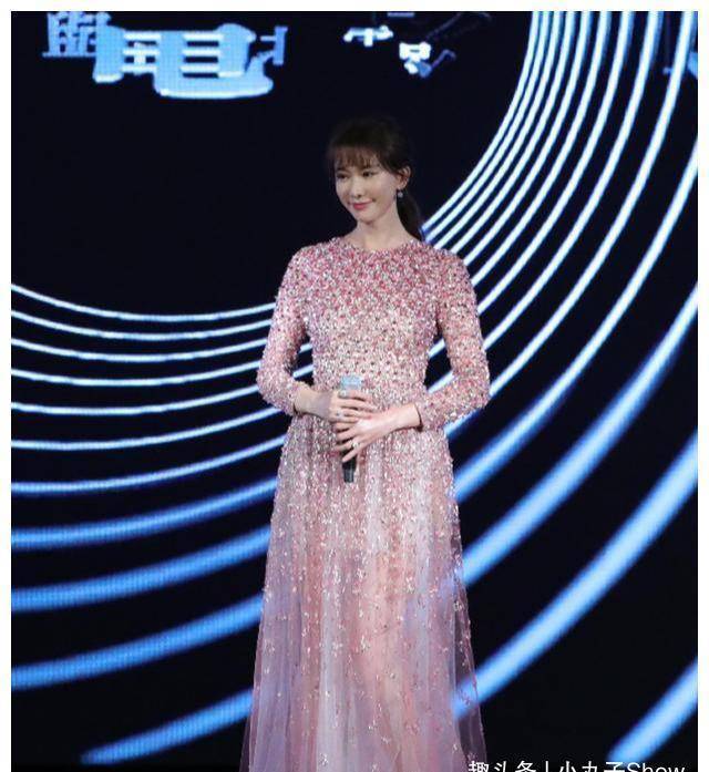 46岁林志玲像硅胶娃娃自拍照撞脸萧蔷白色公主衫减龄又元气