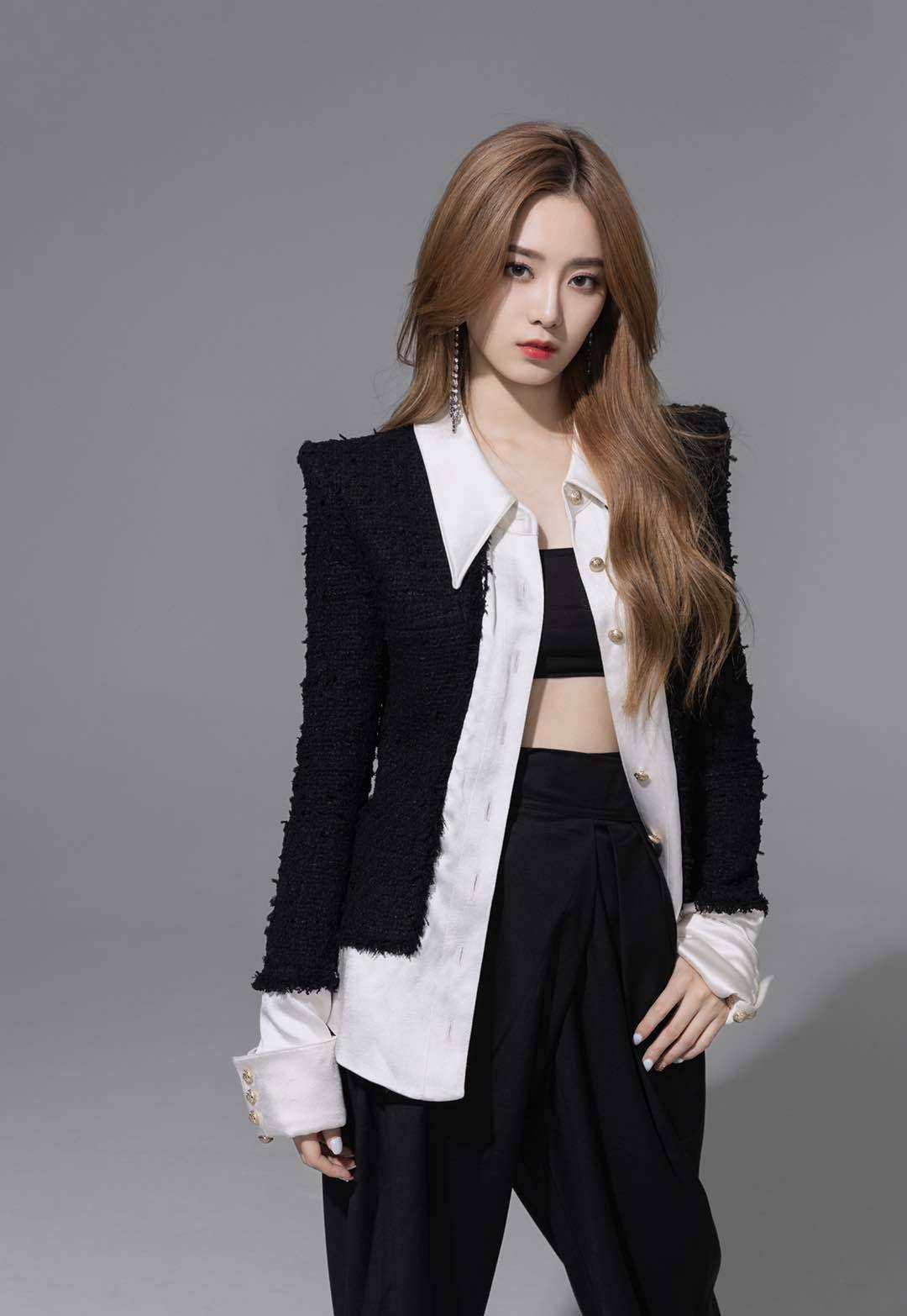 原创23岁徐艺洋时尚撩人一身金色发光造型搭配过膝长筒靴秀长腿