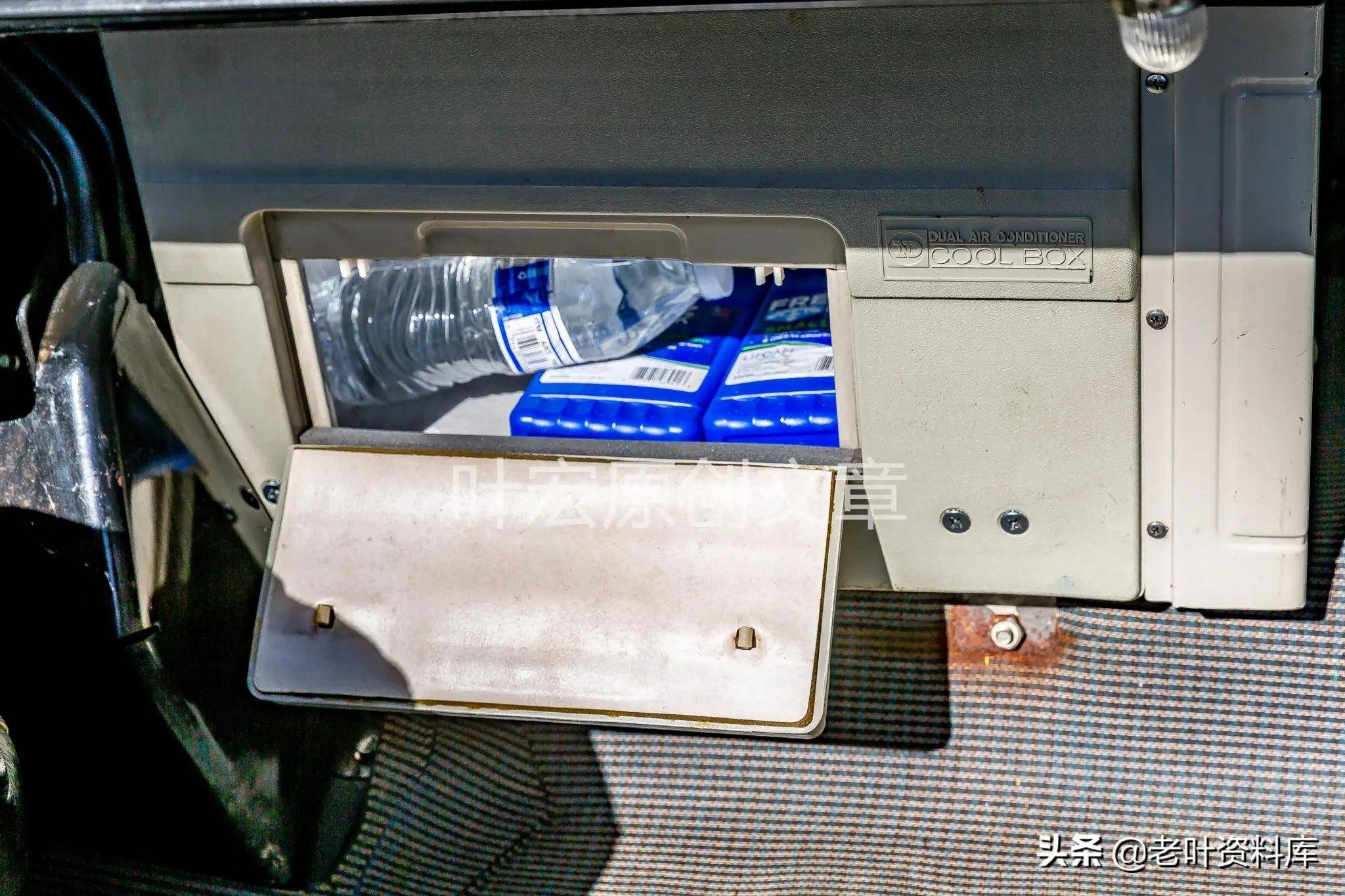 的老司机都喜欢炫耀皇冠轿车后面的这个冰盒,在炎热的夏季能喝上冷饮