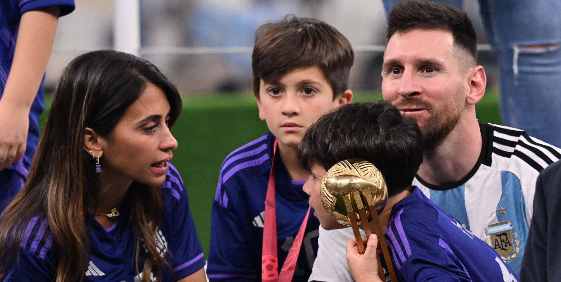 这位17岁的年轻球员已经代表荷兰青年队出场,并展现出与父亲相似的