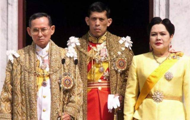 原创泰国王室到底多尊贵任何人都趴下三跪九拜就连大象都不例外