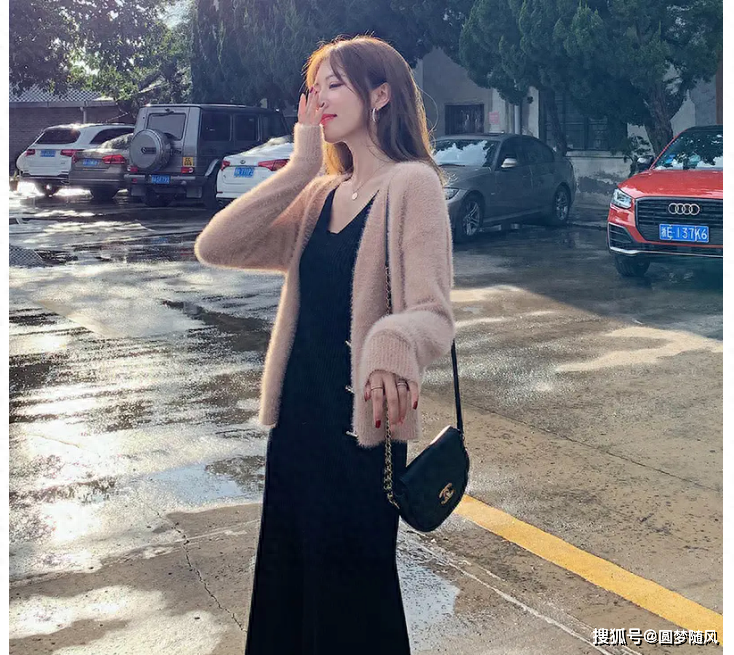 优雅与性感的完美结合针织外套与吊带裙的搭配拉长腿部线条