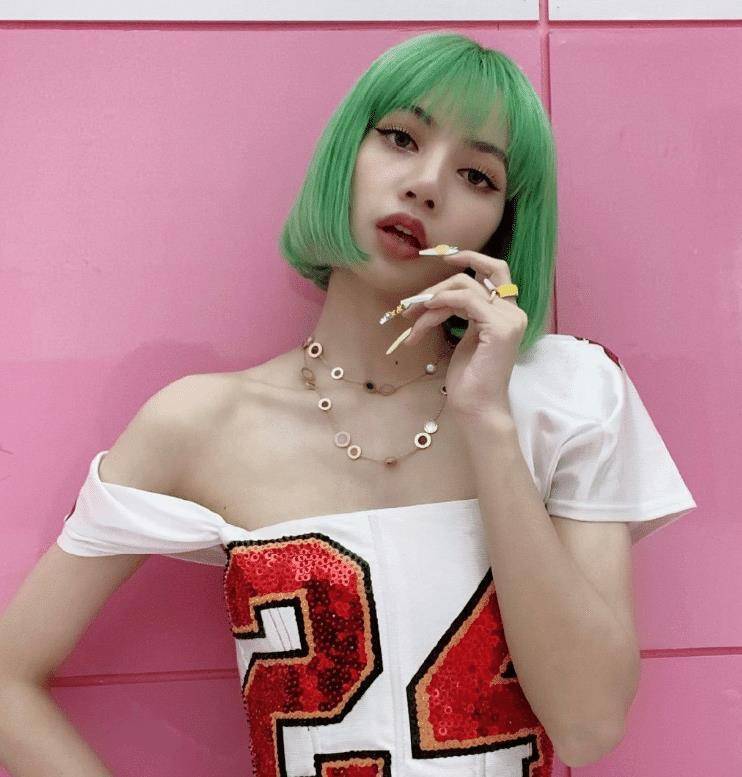 原创lisa更博晒mv花絮lisa身材引热议我却在留意jennie