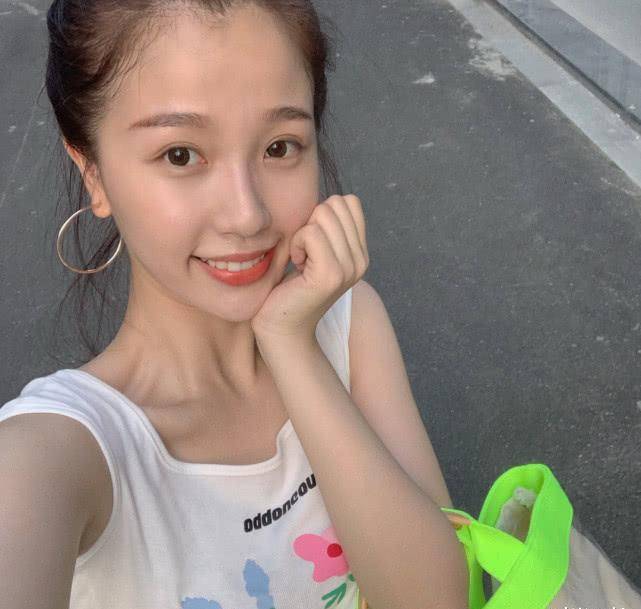 青春有你2虞书欣穿露脐装亮相离开美颜这腰围认真的