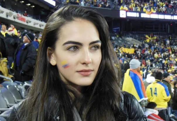 摄影师终于抓拍到世界杯最美的女球迷,美到摄影师不舍得挪开镜头