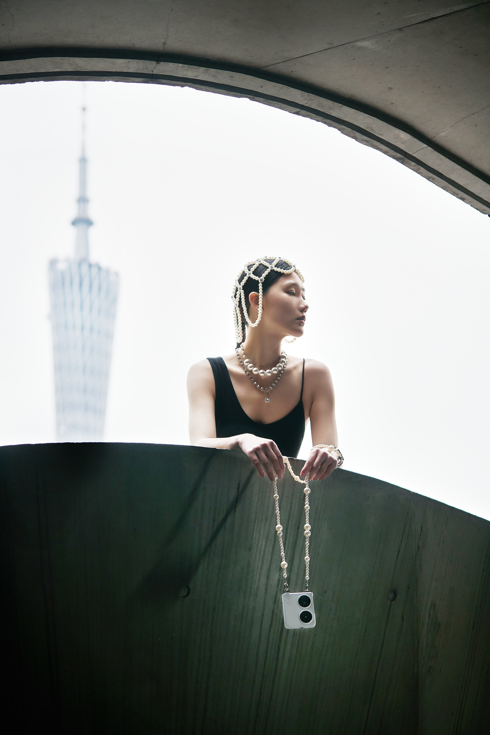 将大自然珍宝的奢雅美感注入到科技手机中,「珍珠双环」的独特外屏