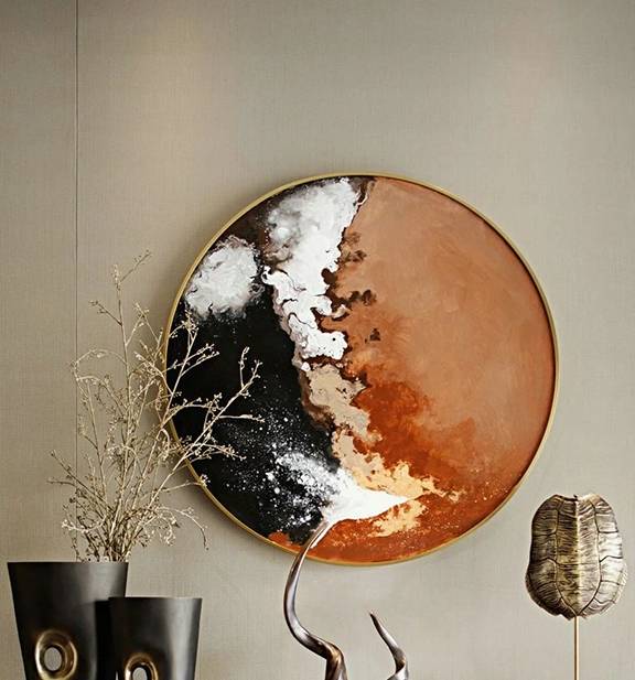 紫砂茶壶以及一些红木工艺品等都体现了浓郁的东方之美,并用博古架