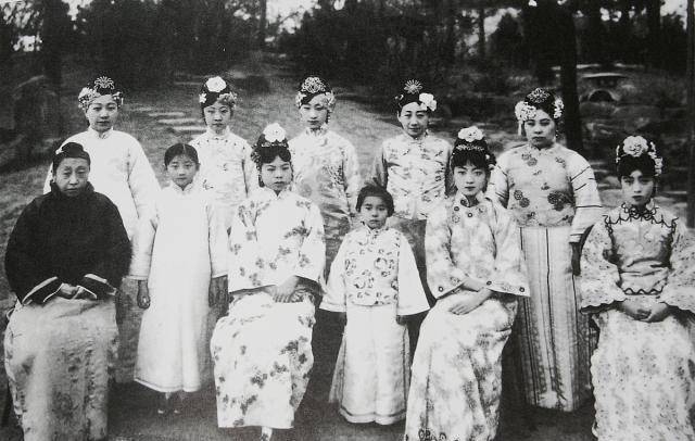 1922年12月1日是溥仪大婚的日子,按照清宫规矩,妃子必须提前一天进宫