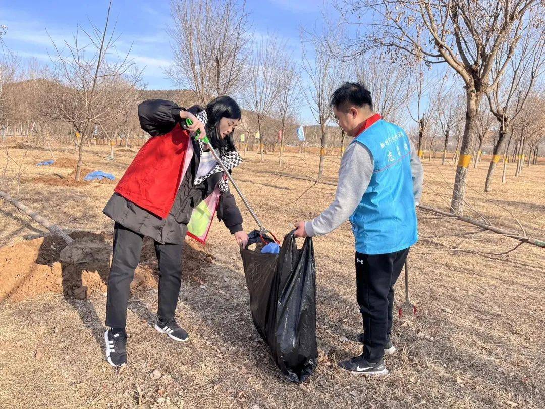 顺义区龙湾屯镇开展绿地大扫除共建美化家园植树节活动