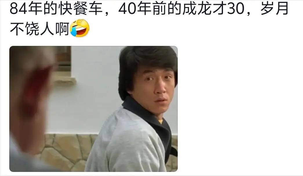 70岁成龙惊现四川参加活动,白发沧桑,满脸皱纹,网友纷纷感叹龙叔也看