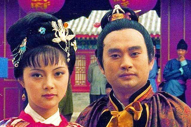 原创红楼梦中的薛蟠呆霸王一点也不呆遇见她才真正成为薛大傻子