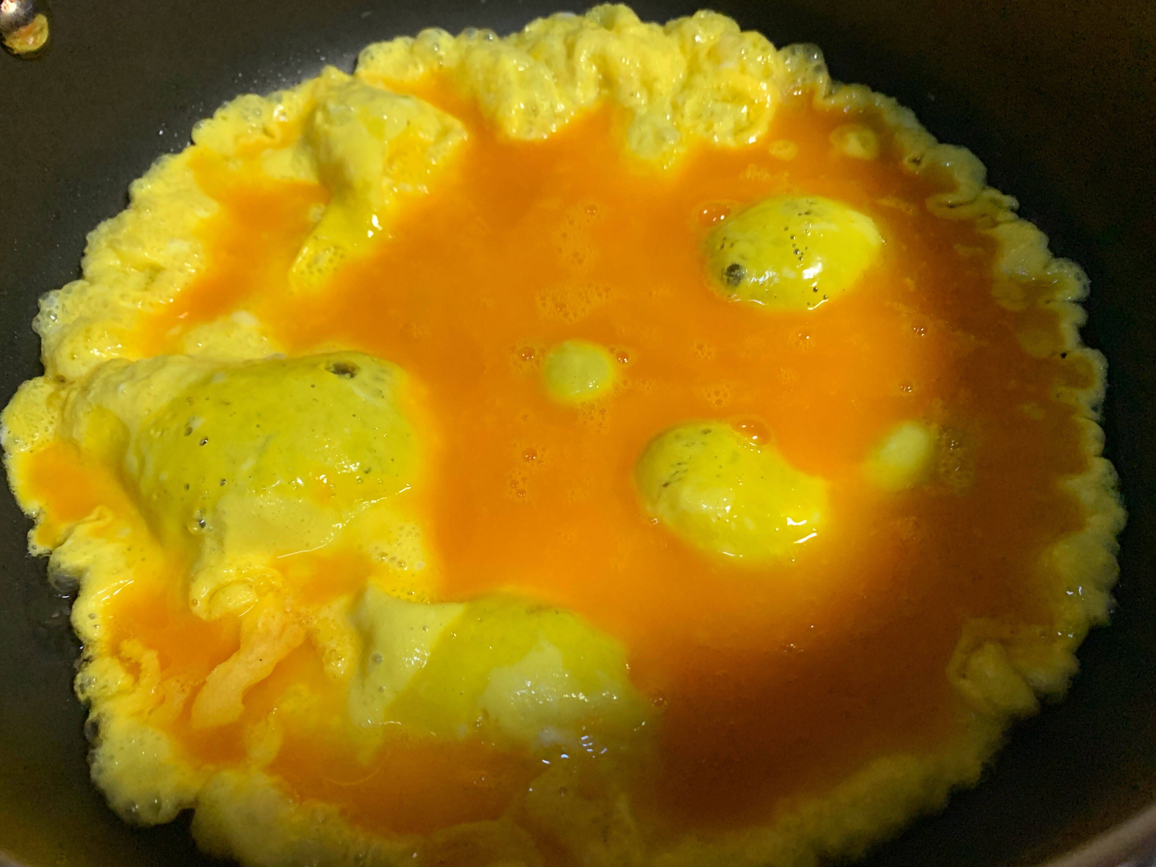 【推荐菜谱:豌豆苗煎蛋汤】豌豆尖也被称为豌豆苗,就是豌豆秧苗最顶端