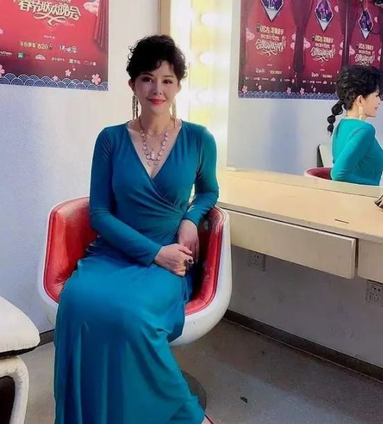 原创62岁英达和57岁绯闻女友当众搂抱好腻歪他肥头大耳太油腻田岷曲线