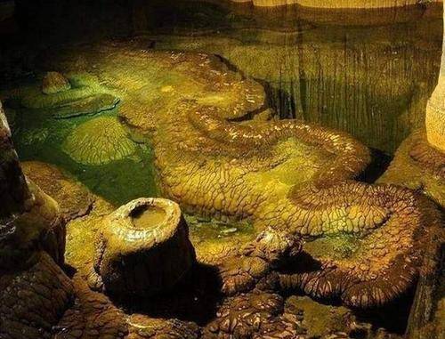 湖南山洞发现真龙在洞里吞云吐雾专家起码躺了上千年