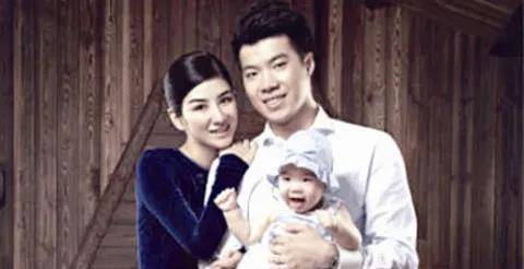 在这之后,黄奕就认识了上海富豪黄毅清,二人的这段婚姻一度闹得沸沸