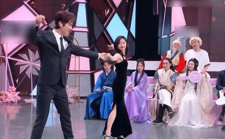 原创体面夫妇跳舞时看钟汉良抱谭松韵的姿势人品如何一目了然