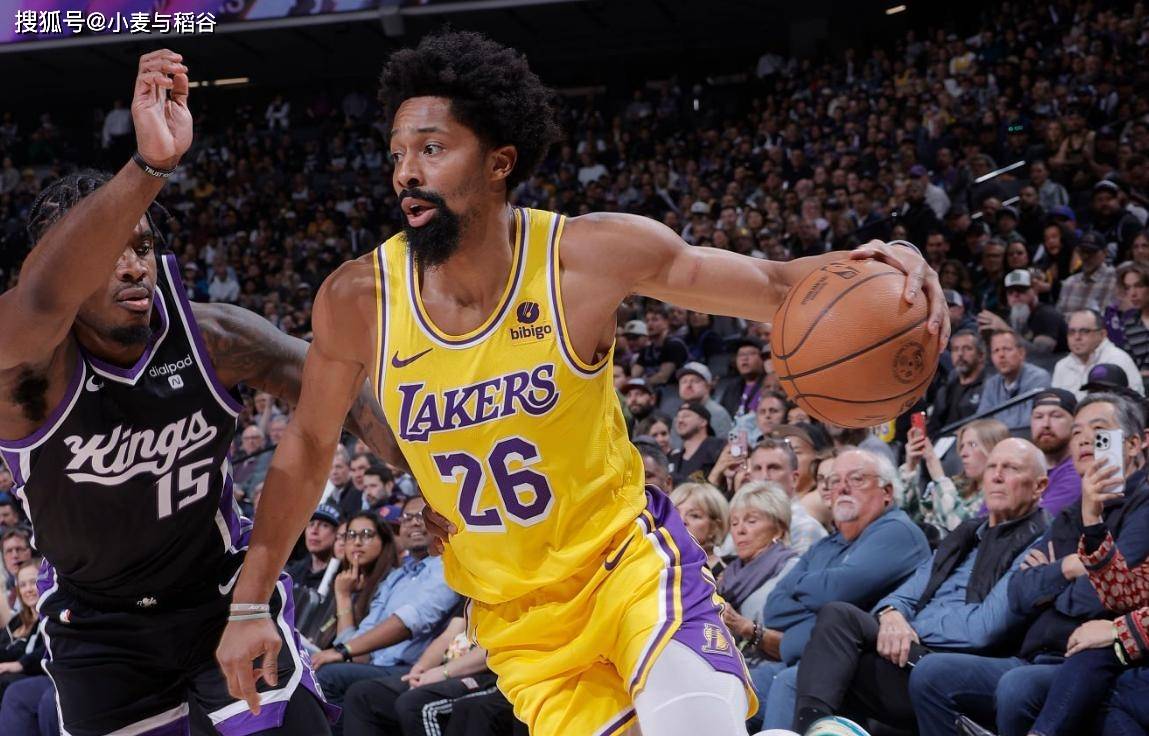 本场比赛中,湖人的替补后场新援斯潘塞-丁威迪(spencer dinwiddie)的