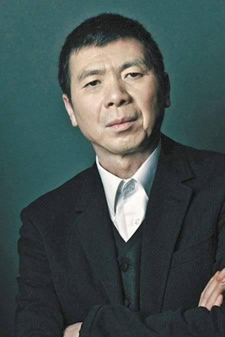 原创冯小刚饭局照流出他被大佬揽入怀中画面和谐十足