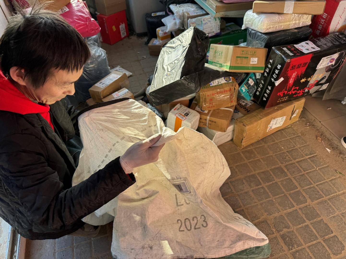 原创一周十个投诉中年快递员为赚彩礼不敢辞职