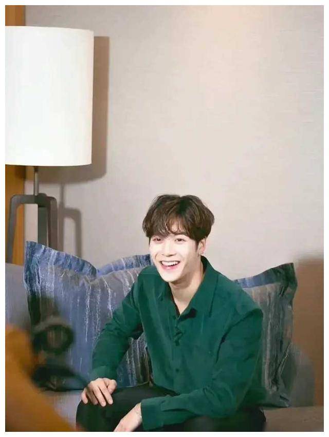 王嘉尔身材迷人肌肤光滑音乐新星