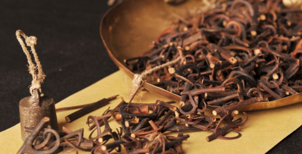 中医药材—钩藤 ,竟会对帕金森有如此显见的功效_治疗_患者_作用