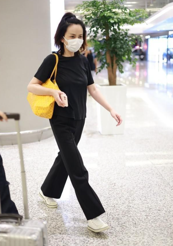 现场机场的王琳身穿黑色t恤搭配黑色阔腿裤,休闲休闲不失稳重感,但