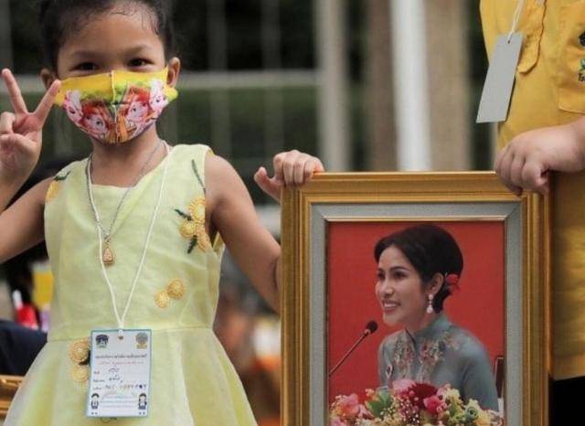 苏提达仰仗军方的支持上位,诗妮娜却生活在虚无缥缈的