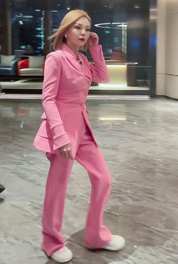 一身"芭比粉"配女团妆,54岁老阿姨秒变24岁女爱豆_王琳_气质_整体