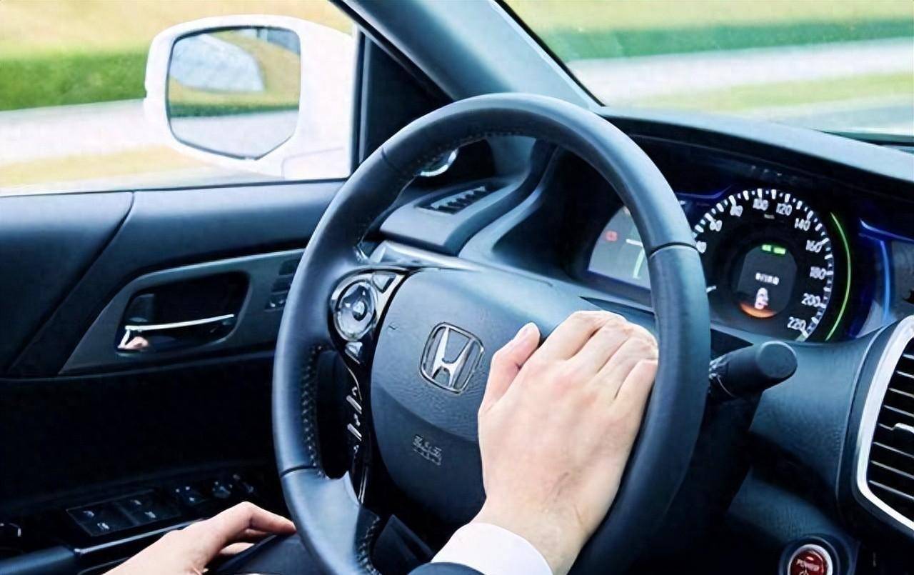 单手开车到底安全吗?为啥老司机都喜欢这样,你平常都咋开?