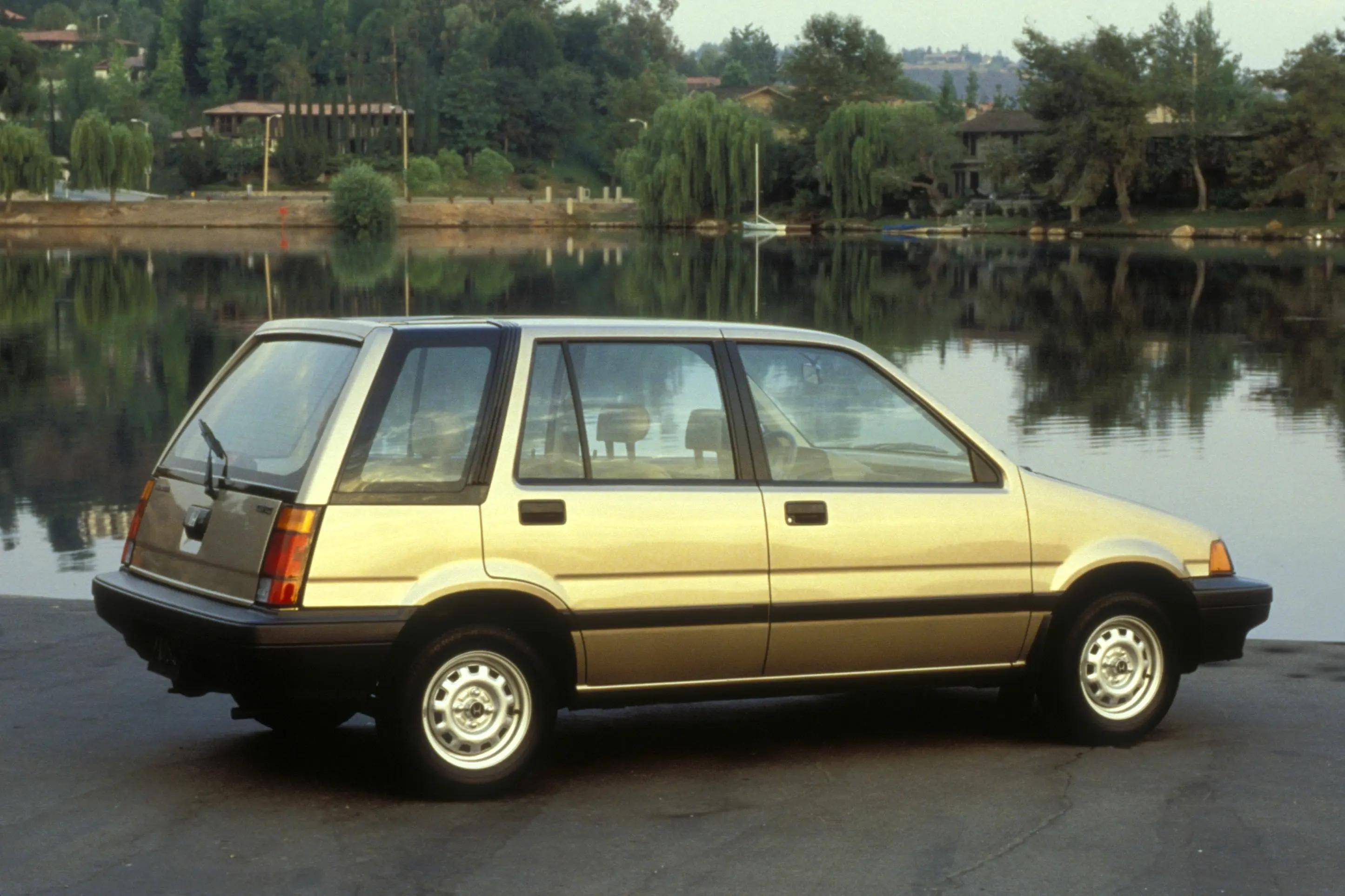 在优化车内空间的同时,第三代思域并没有牺牲车辆的运动美学,虽然那个