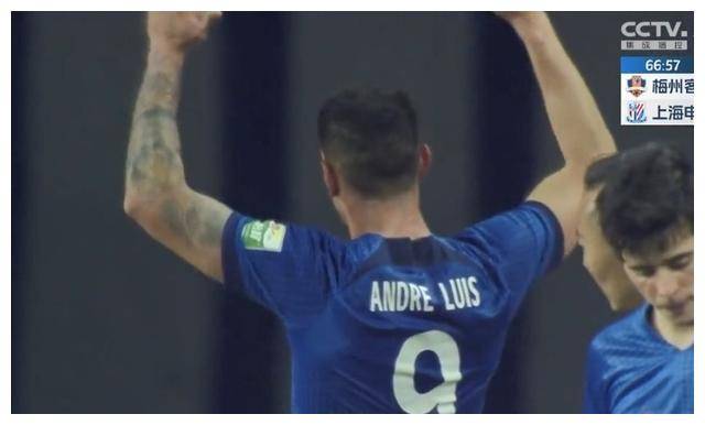 除了申花外,上海海港的武磊和山东泰山的克雷桑等球员也展现出了作为