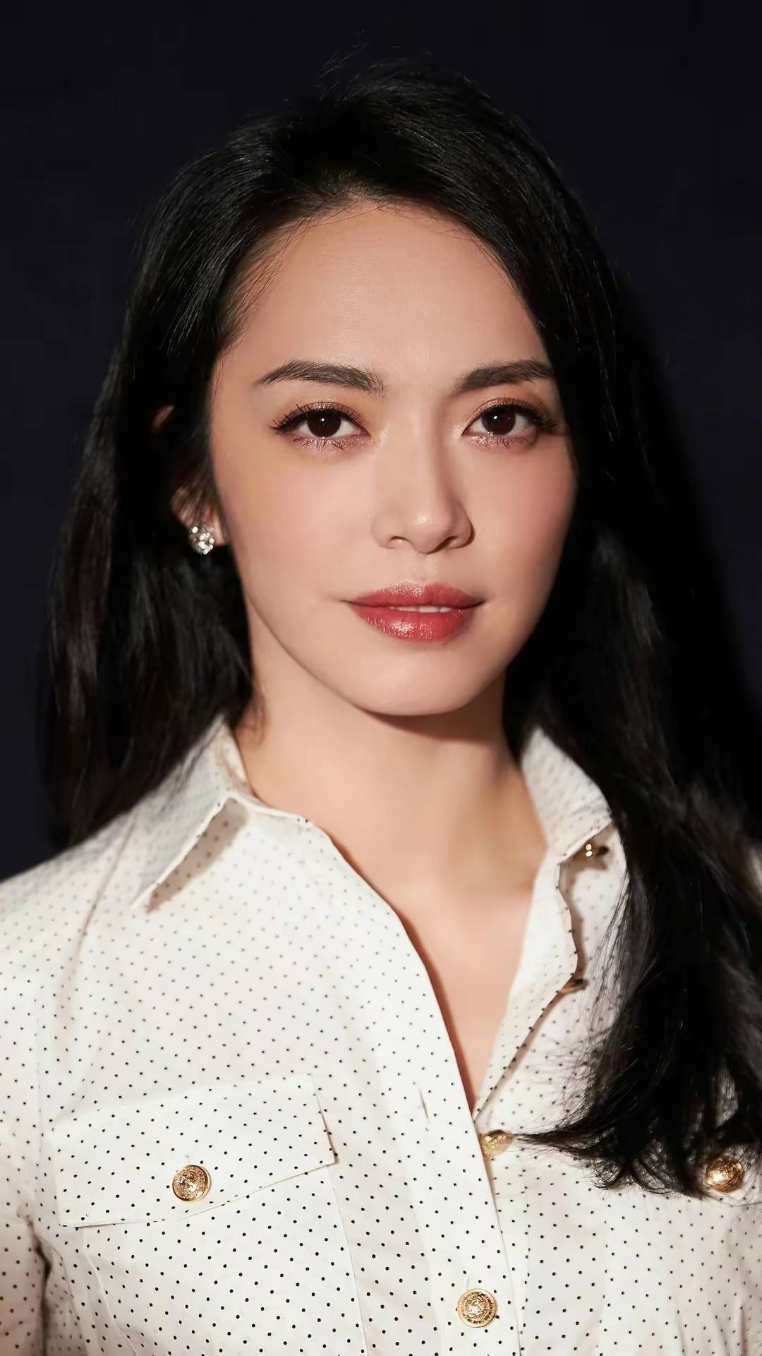 她出生于福建省福州市,是一位70后美女