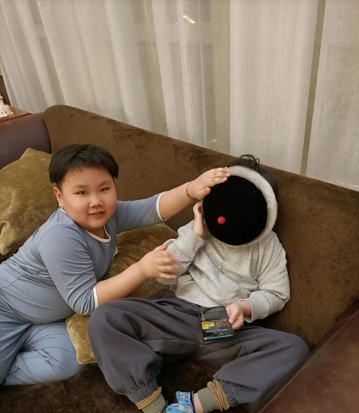 郭德纲7岁小儿子近照曝光!手腕胖到卡金镯,肚皮圆滚五官神似妈