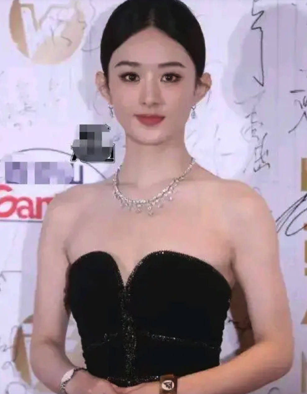 原创这一晚穿抹胸裙的赵丽颖两次弯腰整顿靠走光博眼球现象