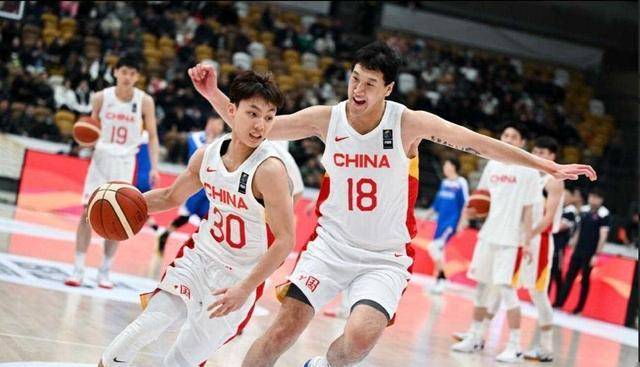 中国男篮史上最差队长,全场0分0板,球迷怒批:不要再进国家队