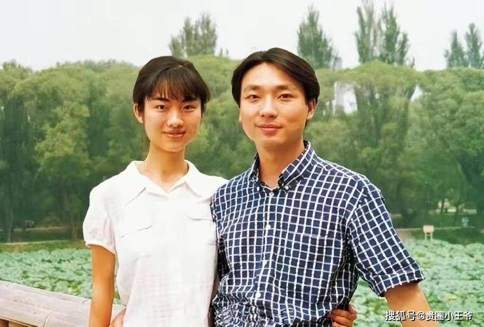 康辉的妻子名叫刘雅洁,之前也是一名主持人,两人低调了20多年,确实是