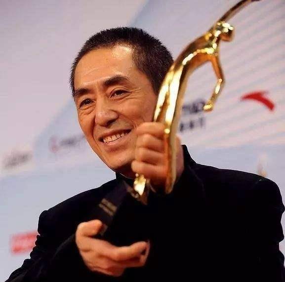 原创冯小刚饭局照流出他被大佬揽入怀中画面和谐十足